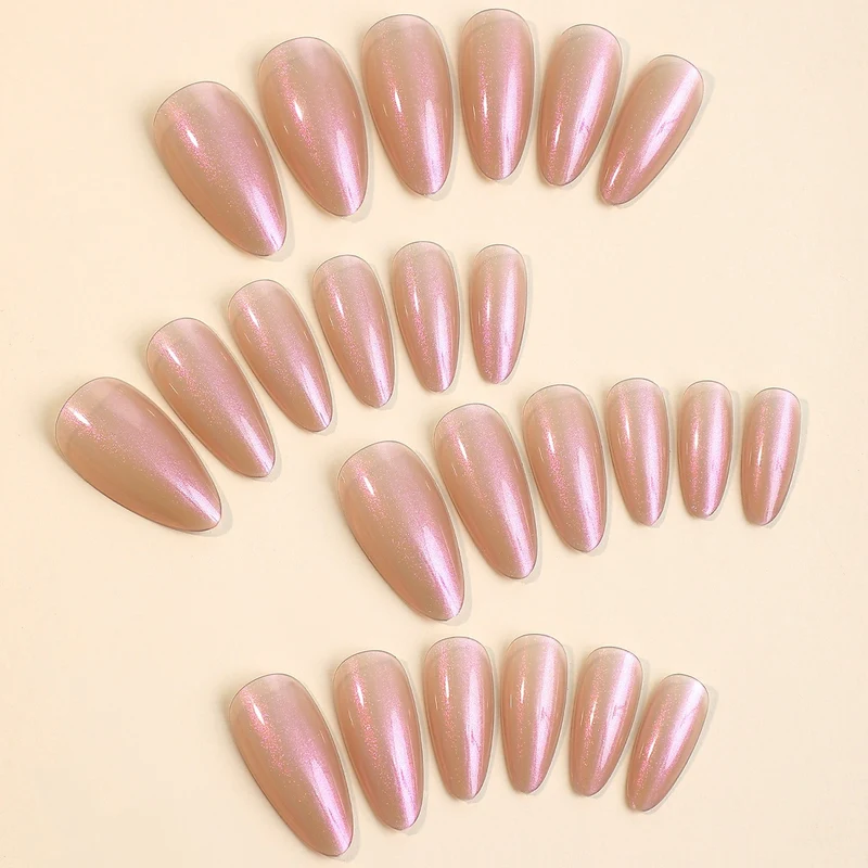 Kunstnagelset mit schimmerndem Design und eleganten Formen Karnz