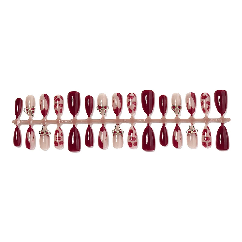 Kunstnagelset mit romantischen Schleifen- und Kusslippenmotiven Karnz