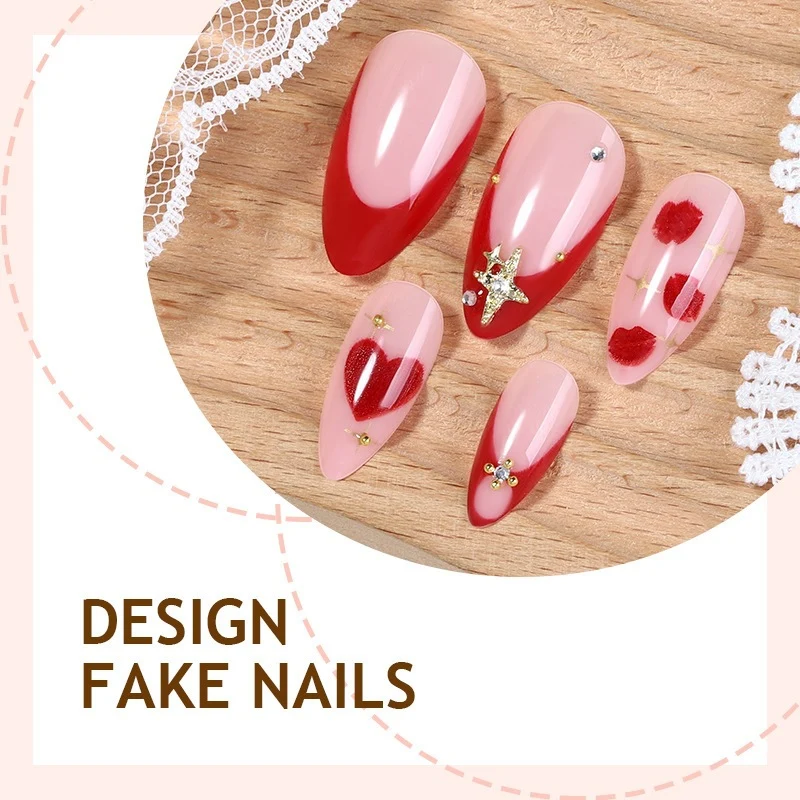 Kunstnagelset mit romantischen Herzmotiven und glamourösen 3D-Details Karnz