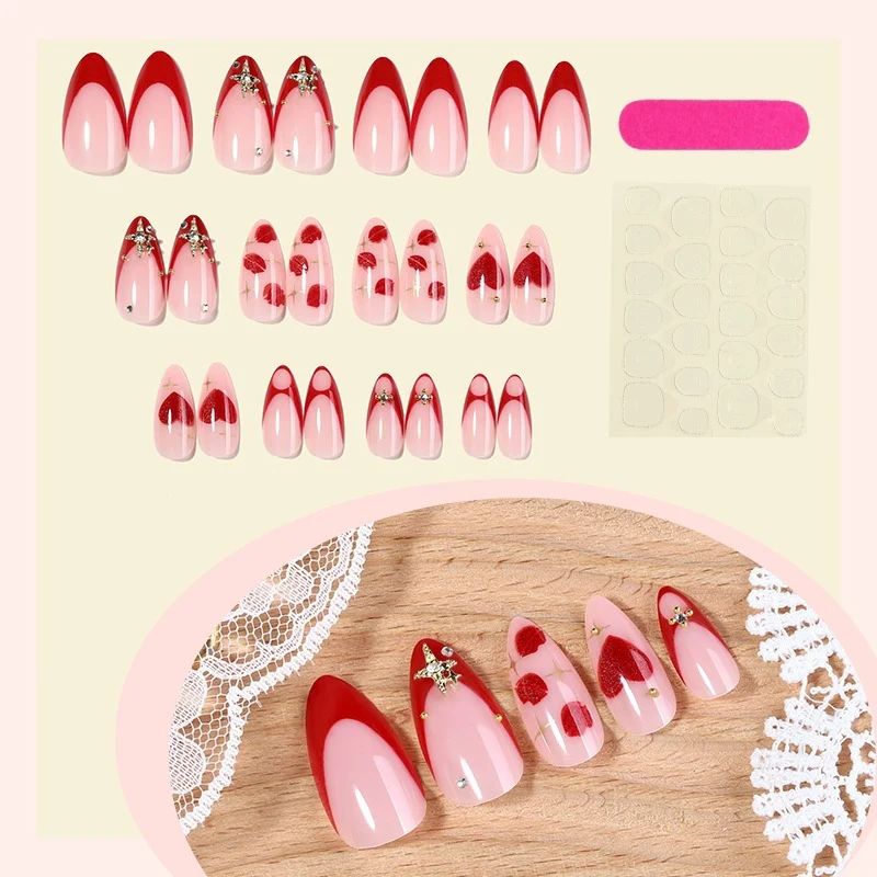 Kunstnagelset mit romantischen Herzmotiven und glamourösen 3D-Details Karnz