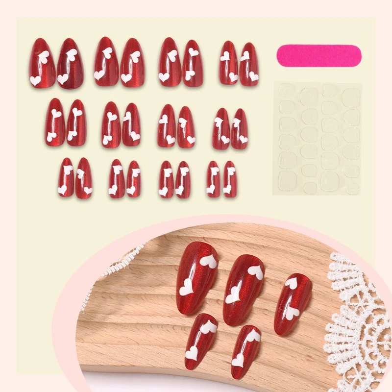Kunstnagelset mit romantischen Herzmotiven Karnz