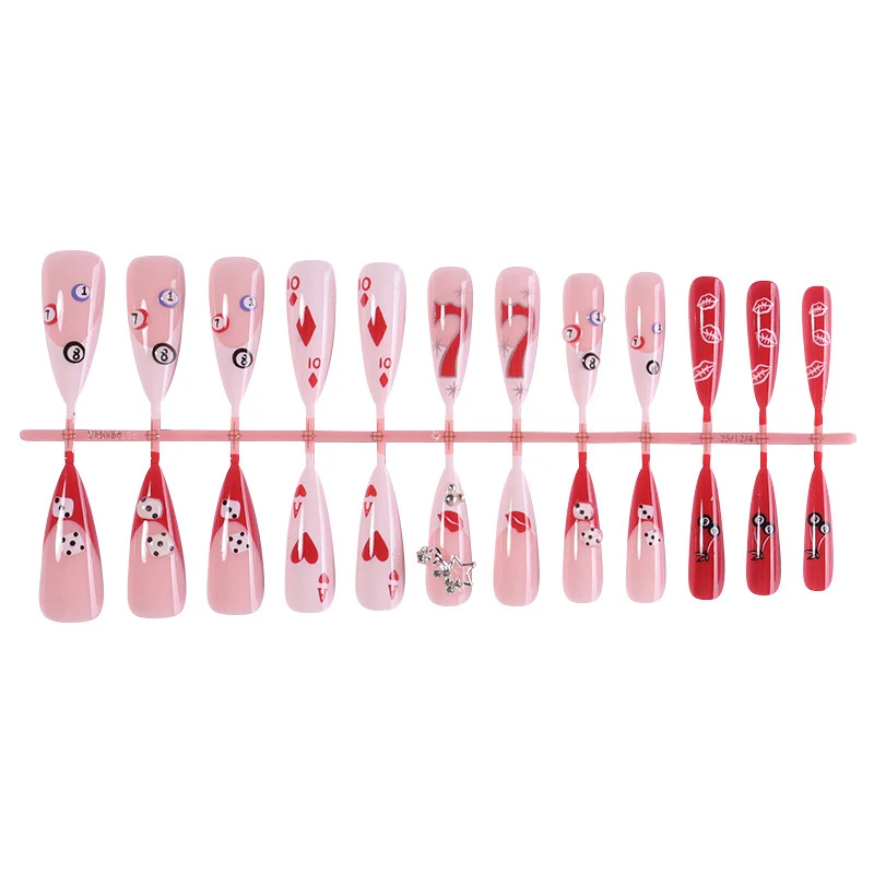 Kunstnagelset mit kreativem Motiv und Glitzerakzenten Karnz
