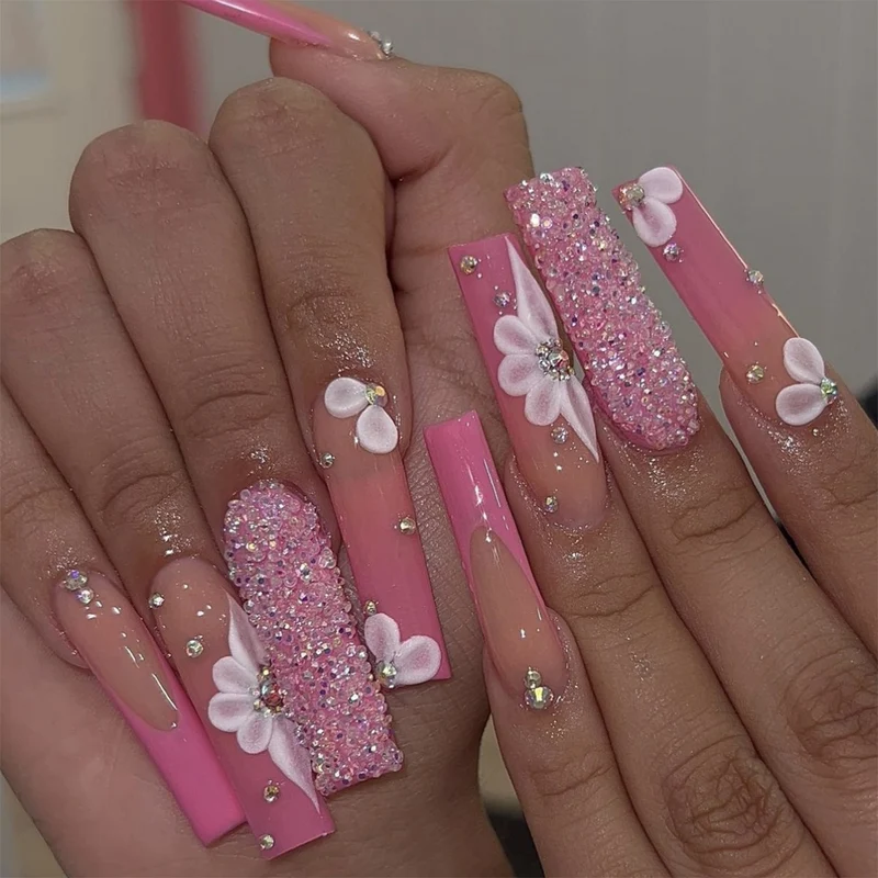 Kunstnagelset mit hochwertigen Glitzer- und 3D-Akzenten Karnz