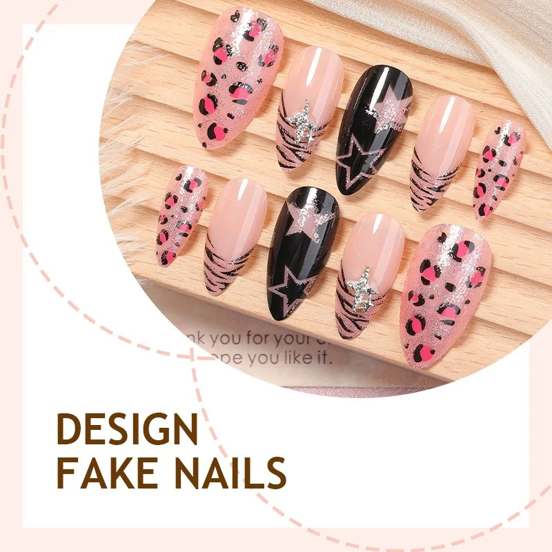 Modisches Kunstnagelset mit tierischen und glitzernden Akzenten Karnz