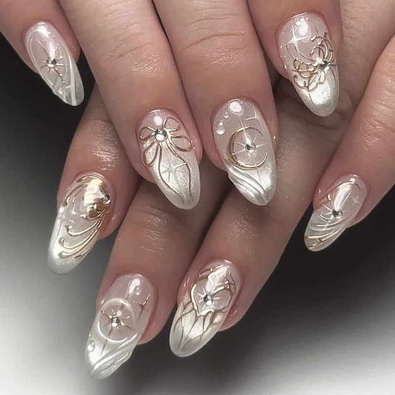 Luxus Kunstnagelset mit Glitzer- und Schmuckakzenten Karnz