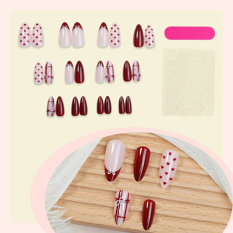 Kunstnagelset mit romantischen Herzdesigns Karnz