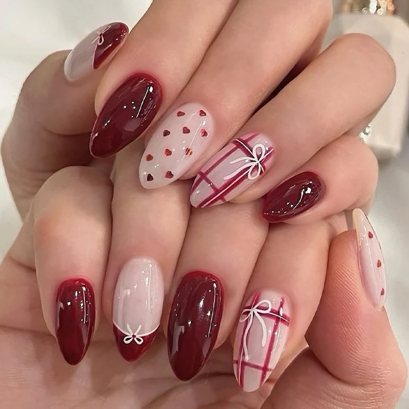 Kunstnagelset mit romantischen Herzdesigns Karnz