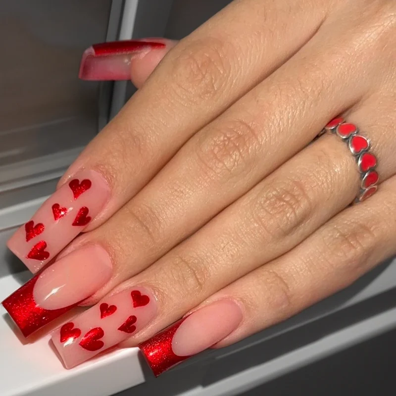 Kunstnagelset mit romantischen Herz-Designs und Glitzerakzenten Karnz
