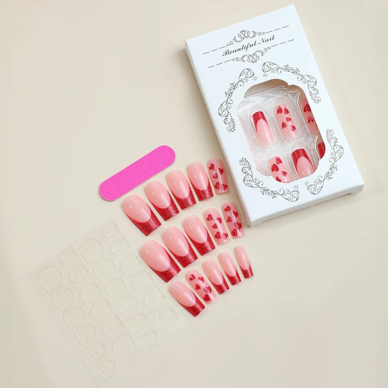 Kunstnagelset mit romantischen Herz-Designs und Glitzerakzenten Karnz