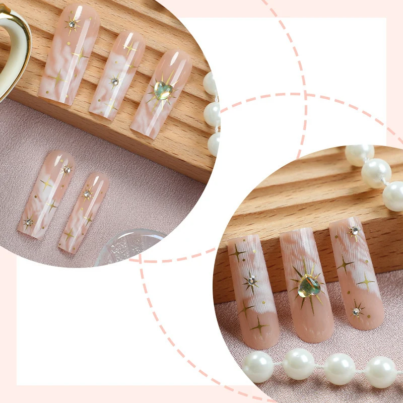 Kunstnagelset mit romantischen Blüten- und Glitzerakzenten Karnz