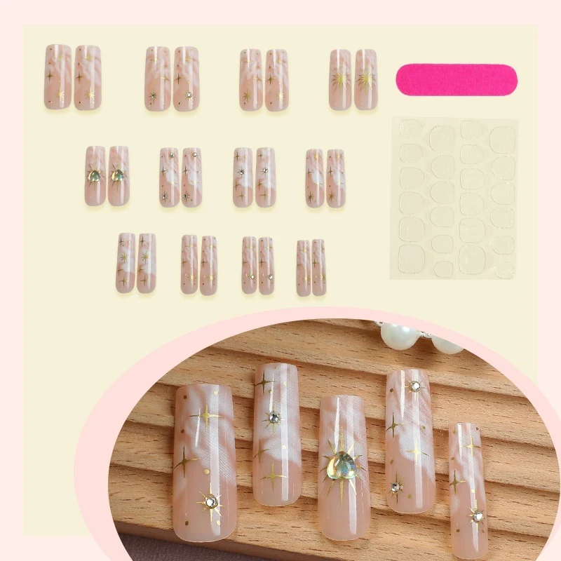 Kunstnagelset mit romantischen Blüten- und Glitzerakzenten Karnz