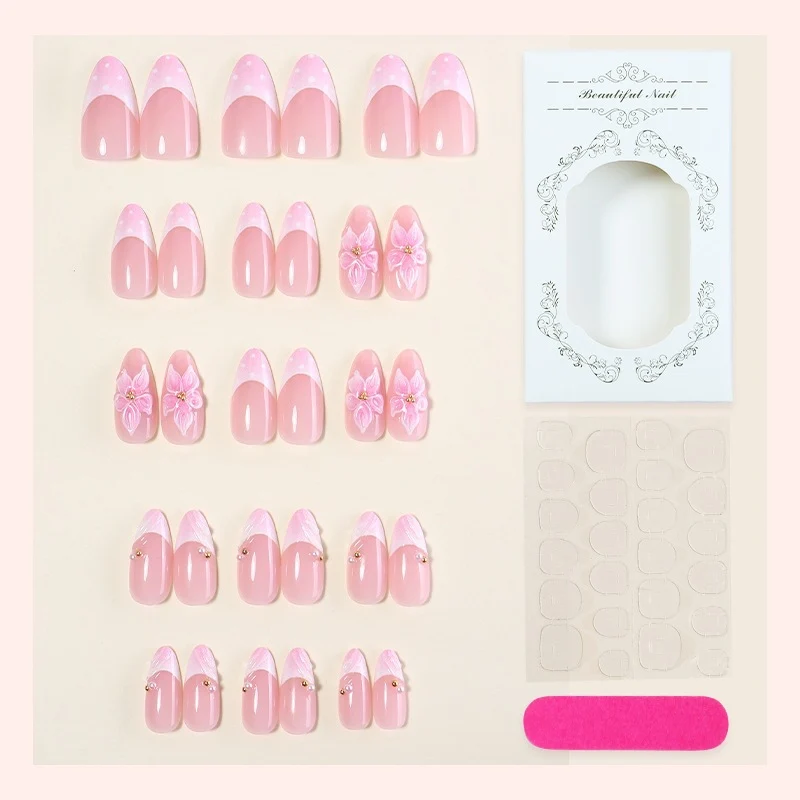 Kunstnagelset mit romantischen Blüten und eleganten Designakzenten Karnz