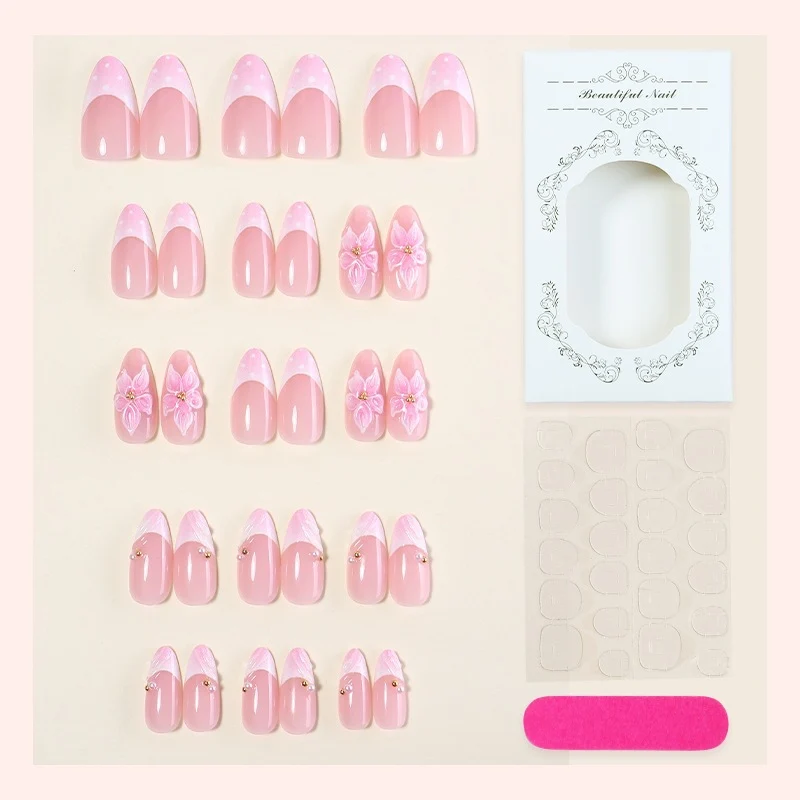 Kunstnagelset mit romantischen Blüten und eleganten Designakzenten Karnz