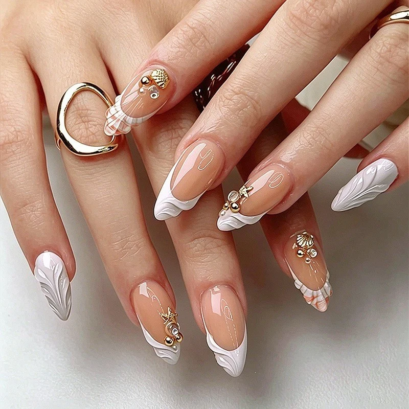 Kunstnagelset mit romantischen Akzenten Karnz