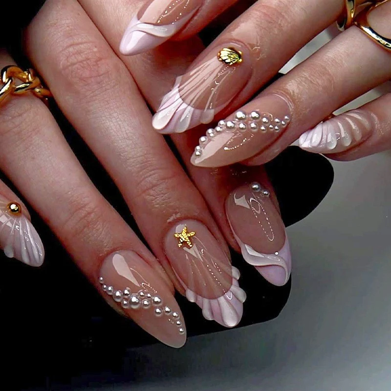 Kunstnagelset mit romantischen Akzenten Karnz