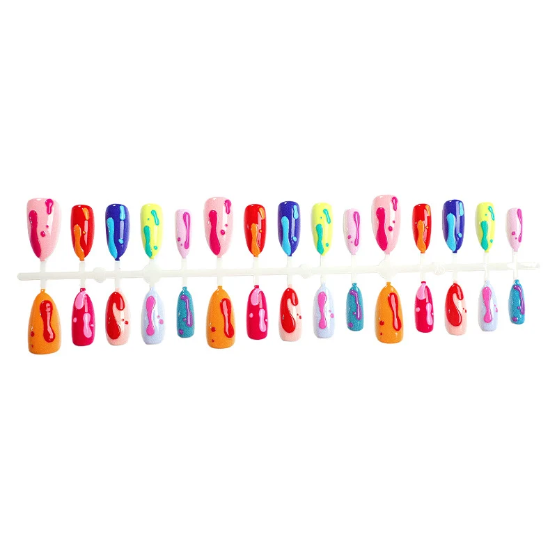 Künstlerisch Tropf-inspiriertes Press-On Nageldesign Karnz