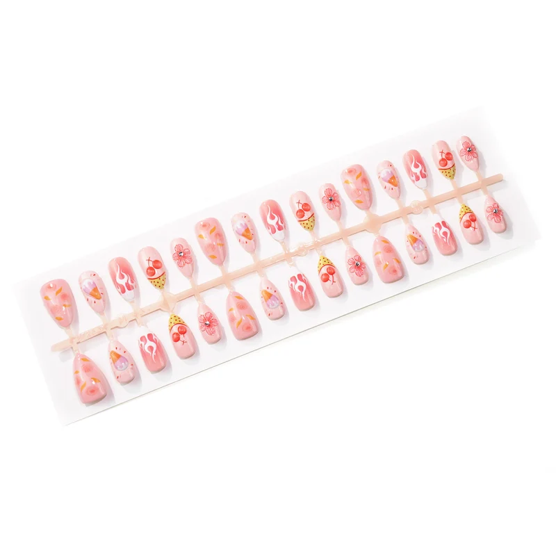 Künstlerische dessertthematische Press-On Nail Art Karnz