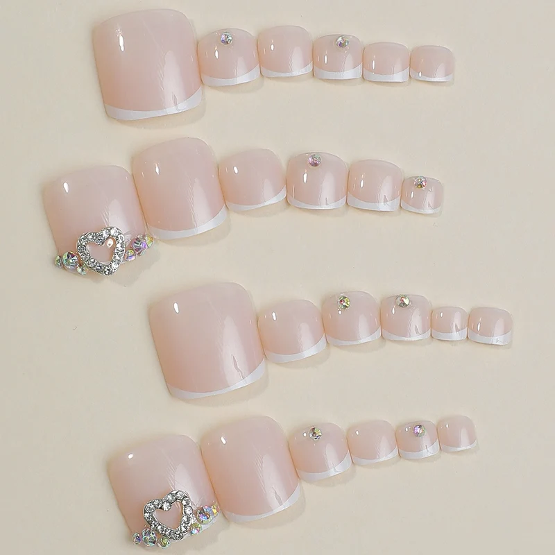 Kunstnagelset mit Glitzer- und Schmuckdetails Karnz