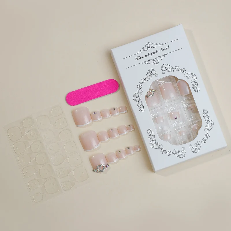 Kunstnagelset mit Glitzer- und Schmuckdetails Karnz
