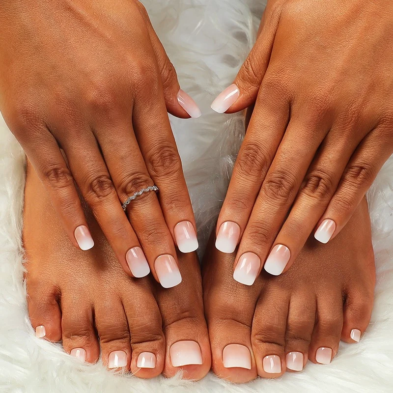 Kunstnail Set mit eleganten French-Spitzen Karnz