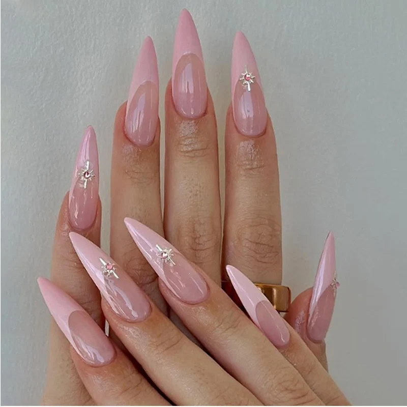 Kunstnagelset mit zarten Mandala-Mustern und eleganten Akzenten Karnz