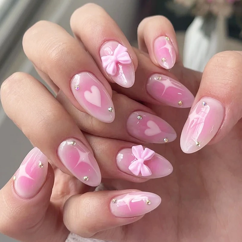 Kunstnagelset mit zarten Herzen und glitzernden Akzenten Karnz