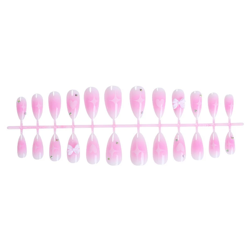 Kunstnagelset mit zarten Herzen und glitzernden Akzenten Karnz
