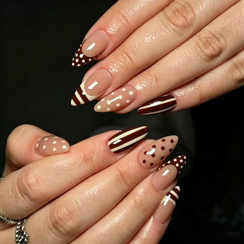 Künstlerisches, schokoladeninspiriertes Stiletto-Press-On-Nagelset Karnz