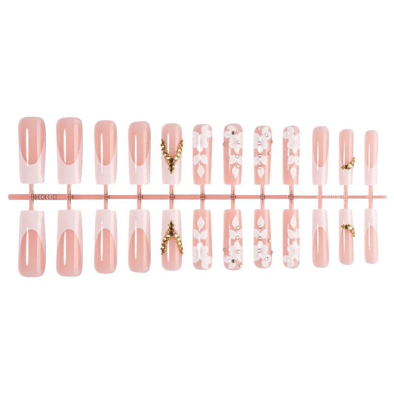 Kunstnagelset mit raffinierten Blüten- und Glitzerelementen Karnz
