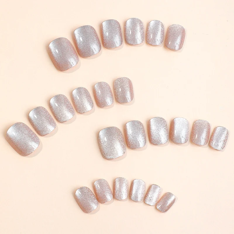 Kunstnagelset mit Glitzer- und Hochglanzfinish Karnz