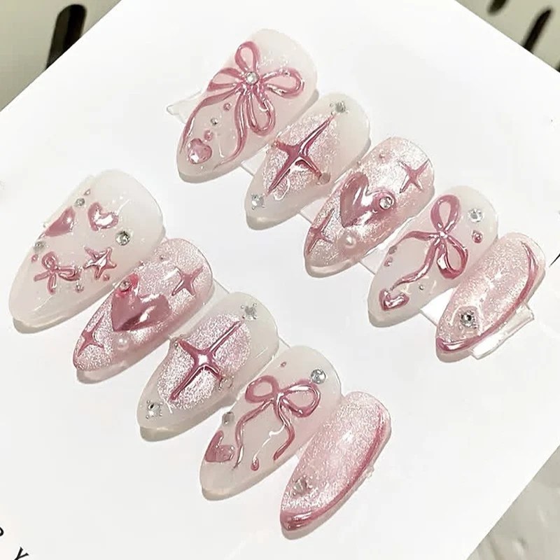 Kunstnagelset mit Glitzer- und Blumenakzenten Karnz