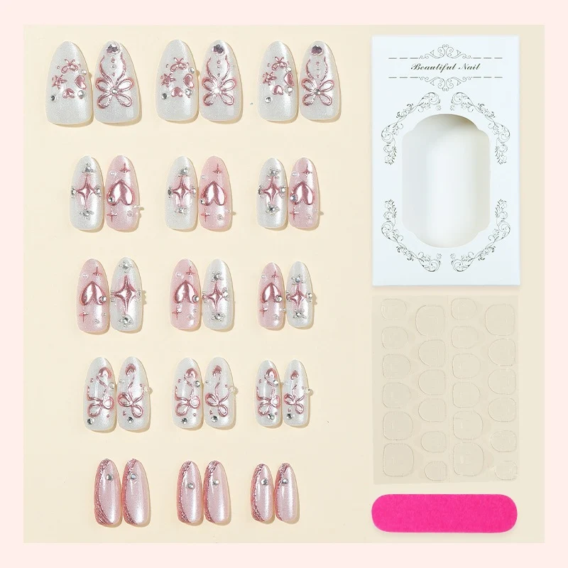 Kunstnagelset mit Glitzer- und Blumenakzenten Karnz