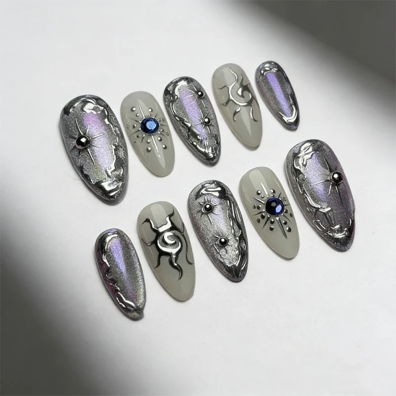 Kunstnagelset mit glänzendem Metallic-Effekt und eleganten Verzierungen Karnz