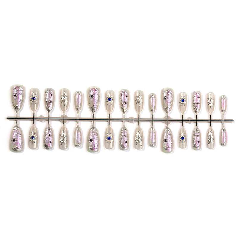 Kunstnagelset mit glänzendem Metallic-Effekt und eleganten Verzierungen Karnz