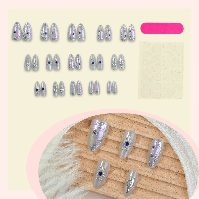 Kunstnagelset mit glänzendem Metallic-Effekt und eleganten Verzierungen Karnz
