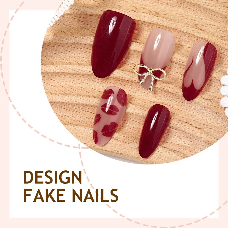 Kunstnagelset mit Glamourösen Verzierungen Karnz