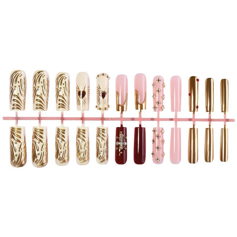 Kunstnagelset mit glamourösen Verzierungen Karnz
