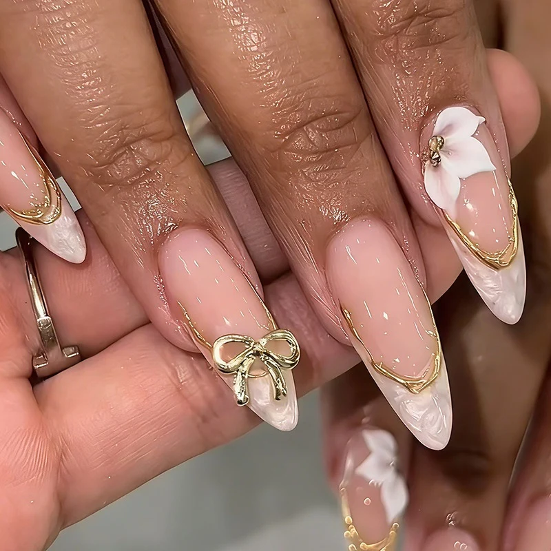 Kunstnagelset mit glamourösen Spitzen und stilvollen Akzenten Karnz