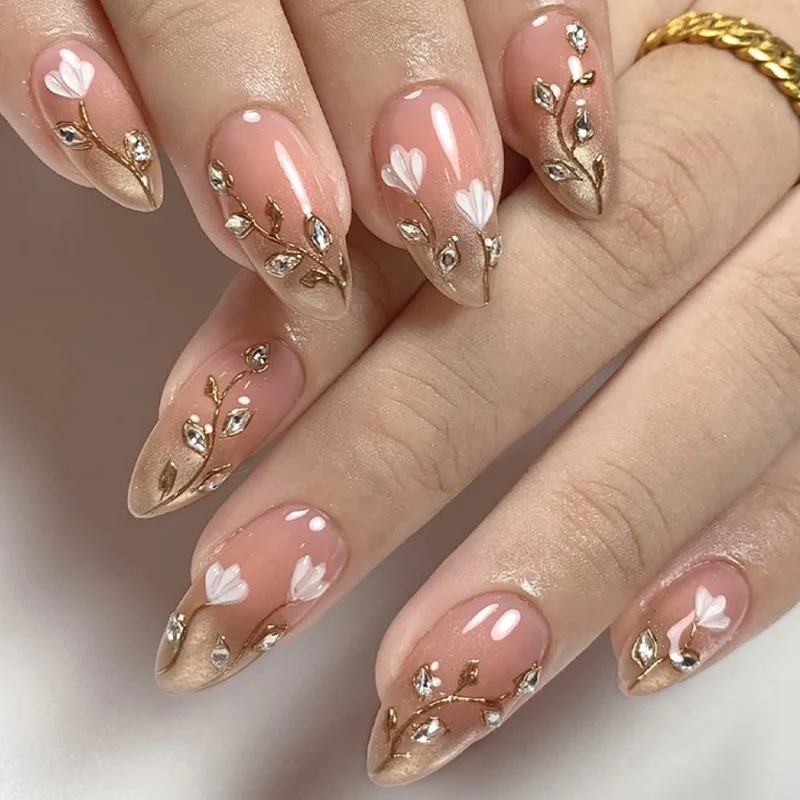 Kunstnagelset mit zarten floralen Mustern und eleganten Akzenten Karnz