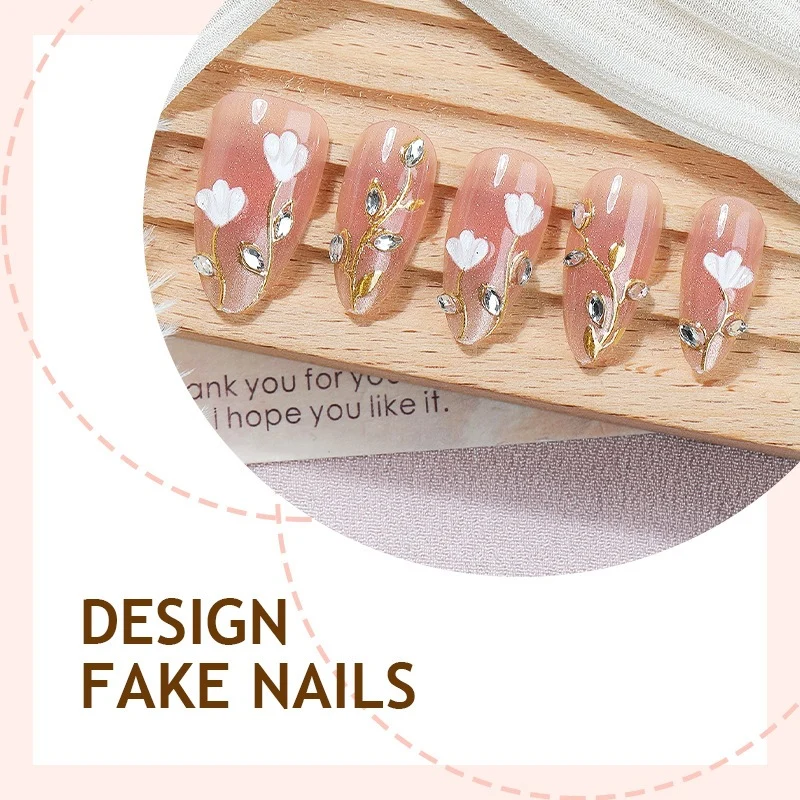 Kunstnagelset mit zarten floralen Mustern und eleganten Akzenten Karnz