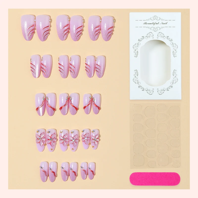 Kunstnagelset mit zarten floralen Designs und eleganten Glitzerdetails Karnz
