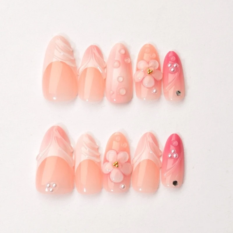 Kunstnagelset mit zarten Blüten- und Glitzerakzenten Karnz