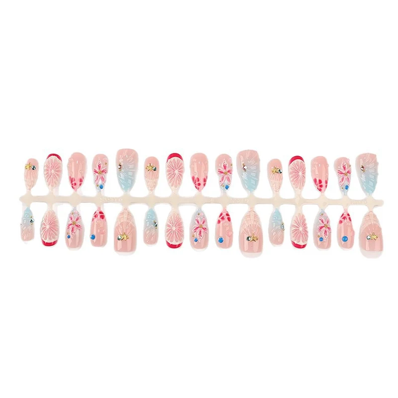 Kunstnagelset mit maritimen Motiven und luxuriösen Glitzerakzenten Karnz