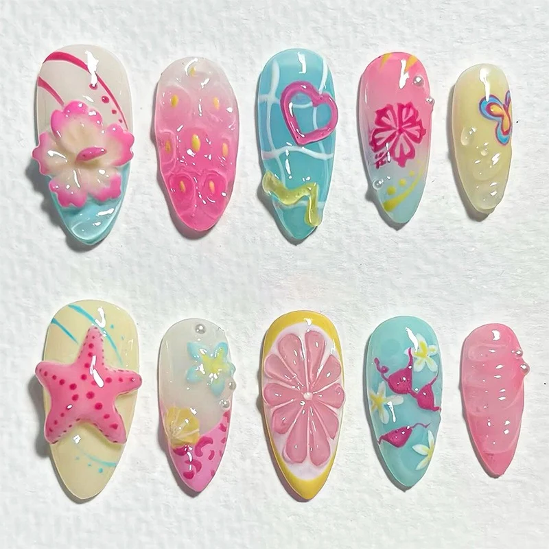 Kunstnagelset mit maritimen Motiven und bunten Akzenten Karnz