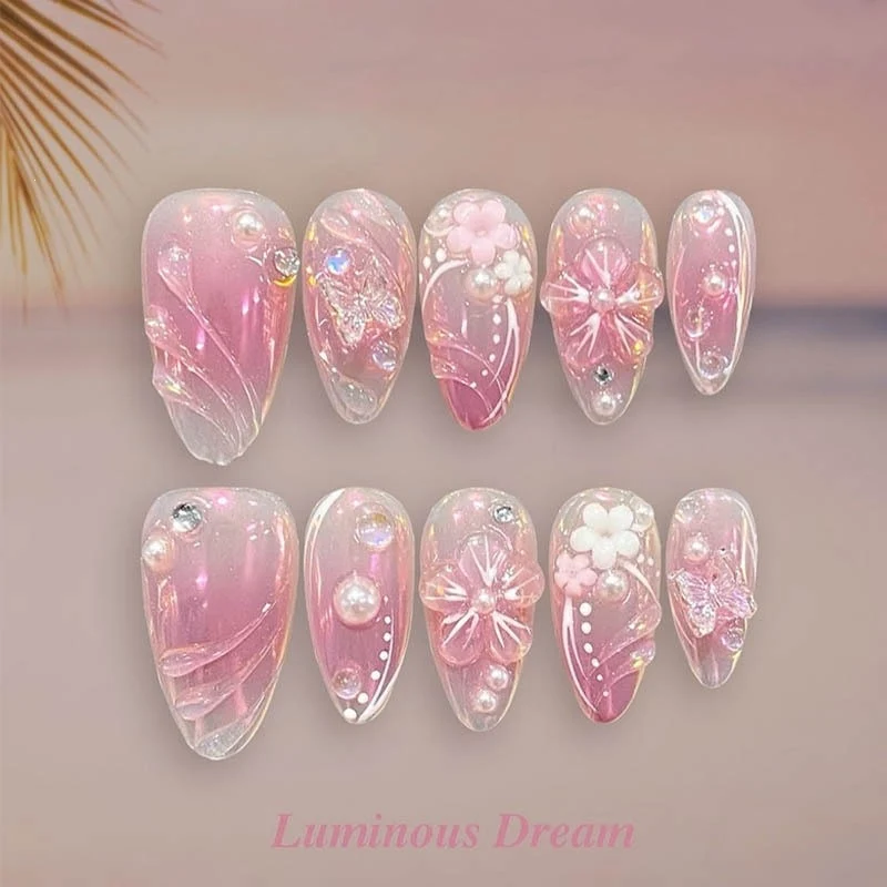 Kunstnagelset mit maritimen Motiven und bunten Akzenten Karnz