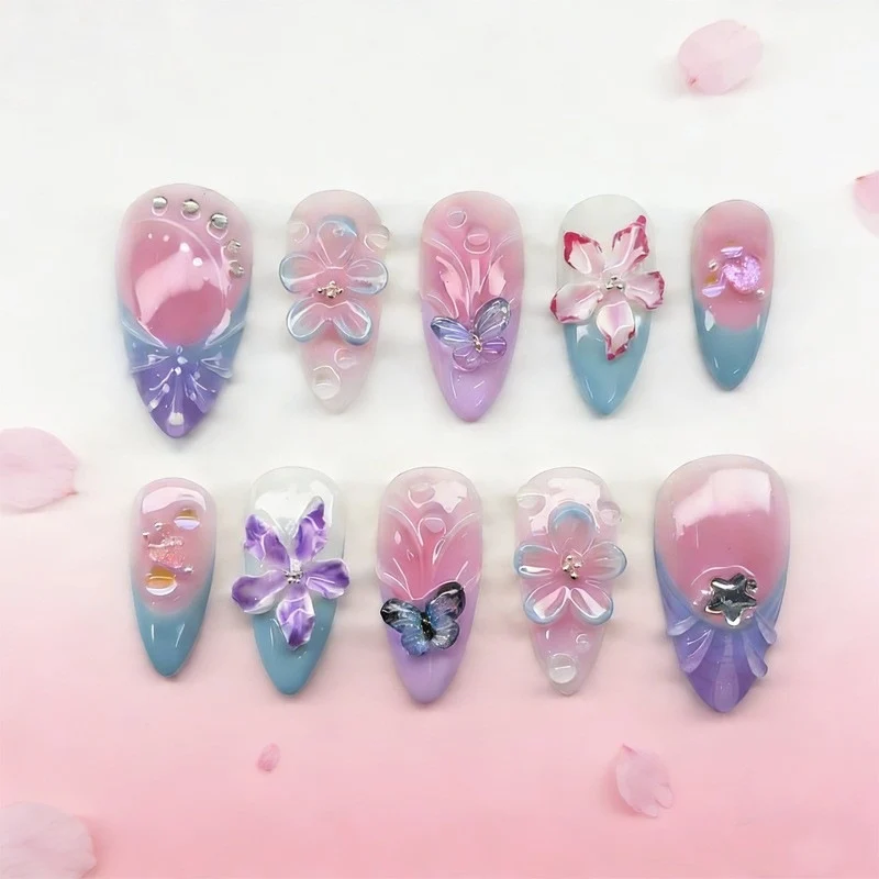 Kunstnagelset mit maritimen Motiven und bunten Akzenten Karnz