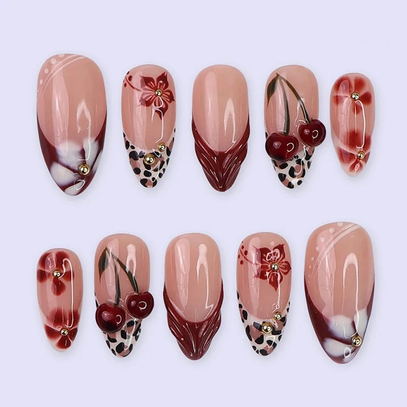 Kunstnagelset mit maritimen Motiven und bunten Akzenten Karnz
