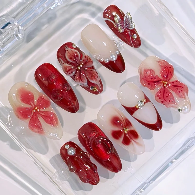 Kunstnagelset mit floralen Designs und Glitzerelementen Karnz