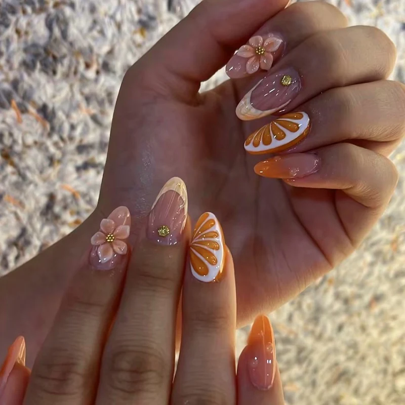 Kunstnagelset mit floralen Designs und Glitzer-Akzenten Karnz