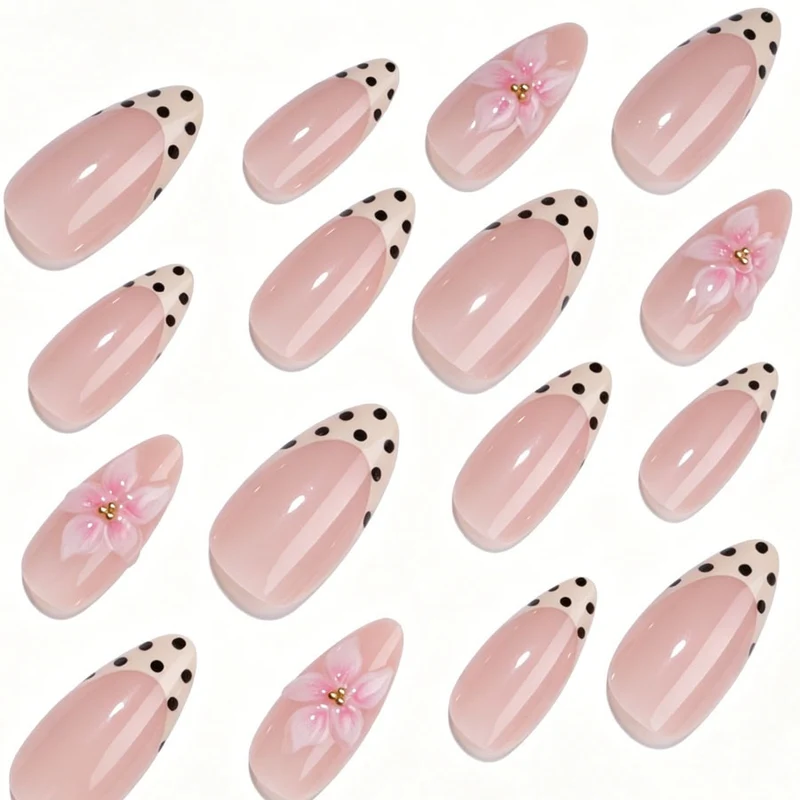 Kunstnagelset mit floralen Akzenten und Punkten Karnz